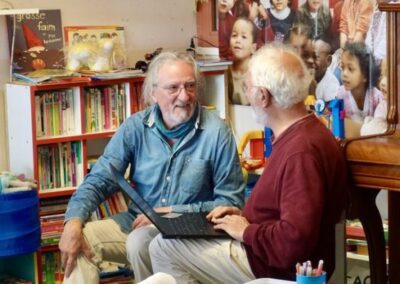 Deux habitués discutent au Kafe