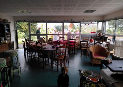 Photo d'un repas partagé au café associatif, à Kerenoc, Pleumeur-Bodou