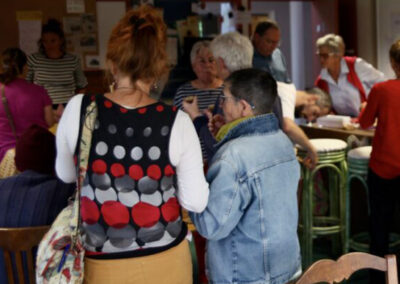 Des gens discutent au Kafe