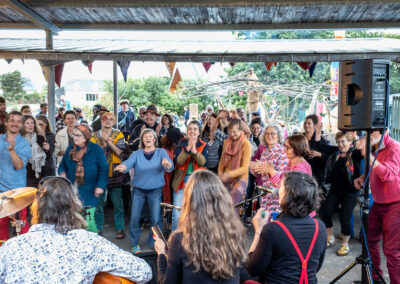 concert de Mas Aya sous le préau de La KafeTière, à Pleumeur-Bodou